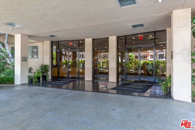 Foto del edificio - 100 S Doheny Dr