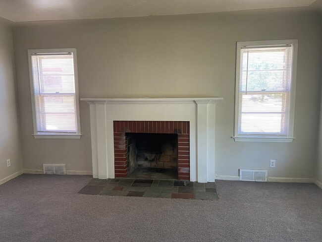 Building Photo - 3 bedroom - 1.5 bath - bungalow - $1150