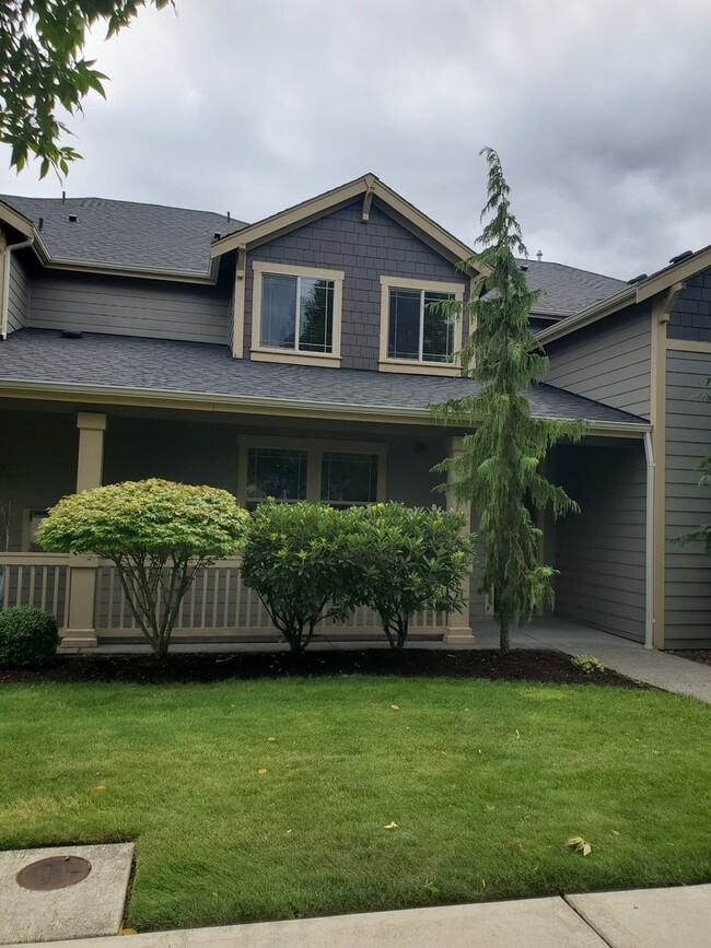 Building Photo - Beautiful Townhome