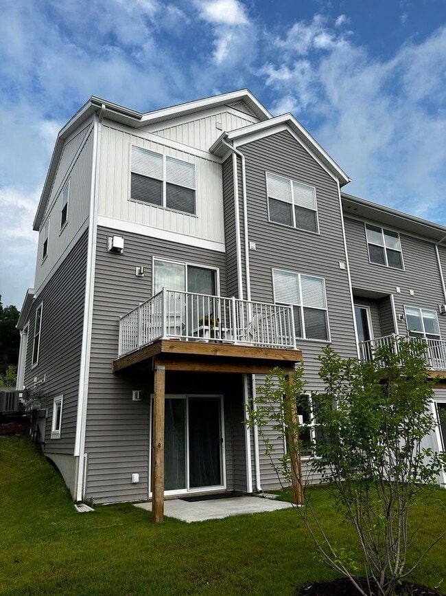 Building Photo - Tamarack | Two Bedroom - Interior Walkout