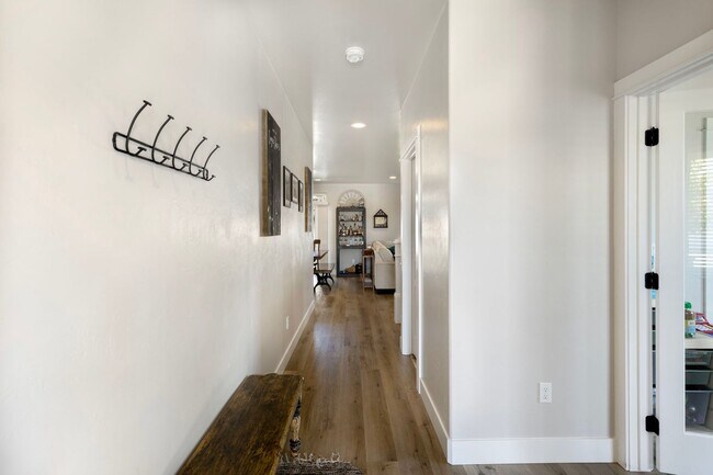 Foto del edificio - Stunning 5-Bedroom Family Home on a Corner...