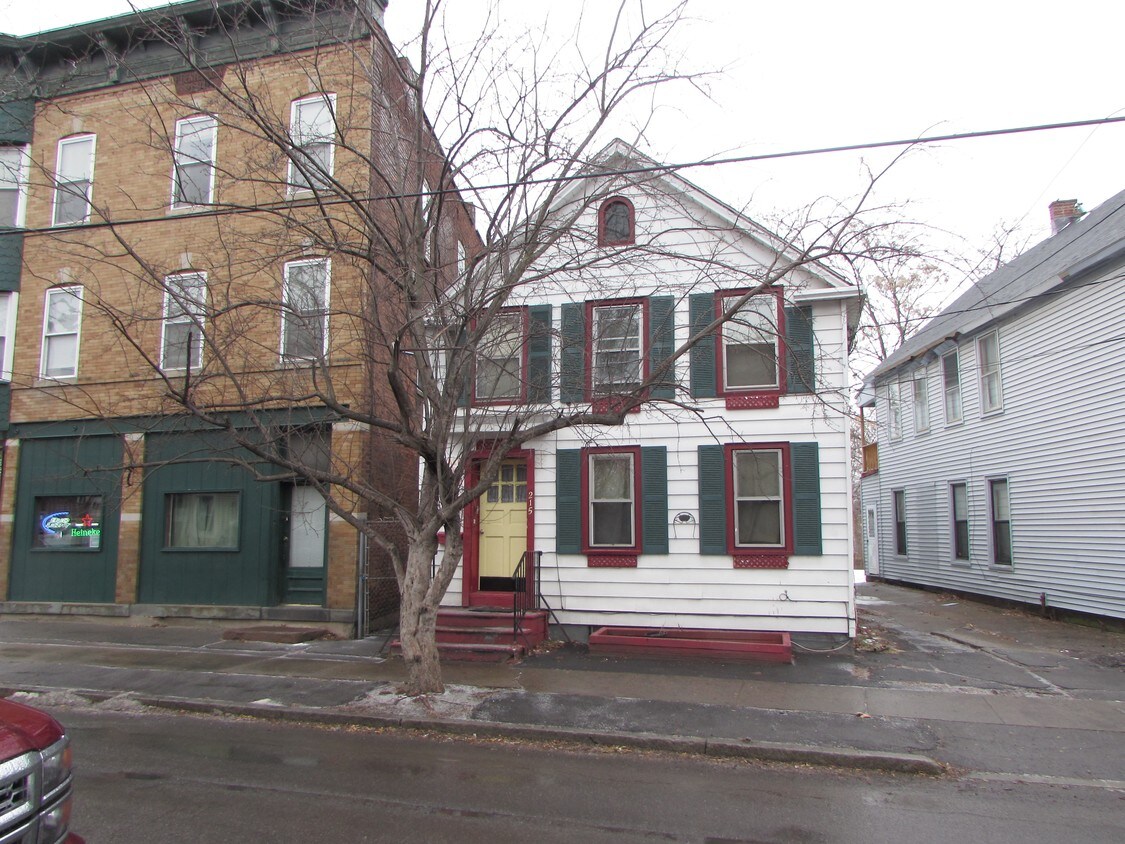 Primary Photo - 215 Front St