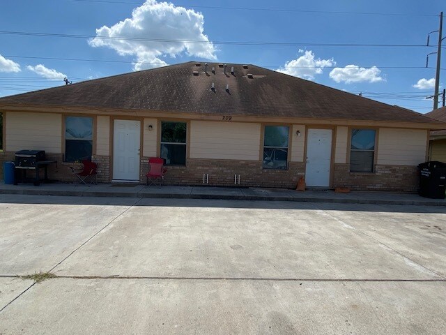 Building Photo - 413 N Rockport St