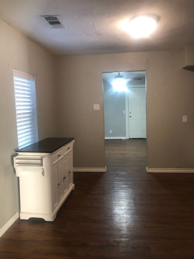 Building Photo - 3 Bedrooms 2 Bath 1 Car Garage, Central He...