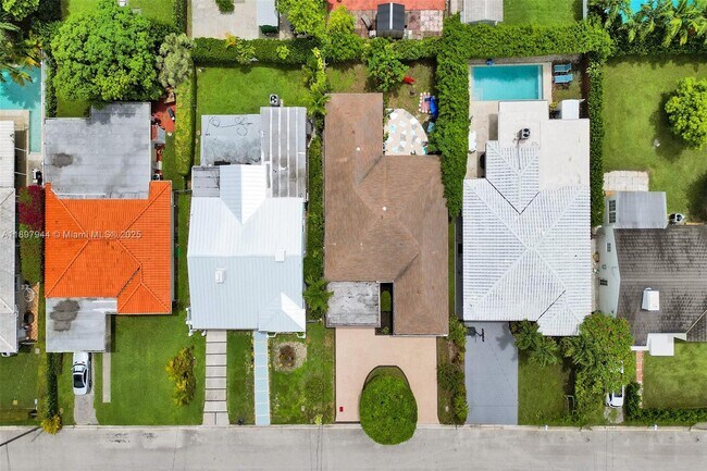 Foto del edificio - 8851 Byron Ave