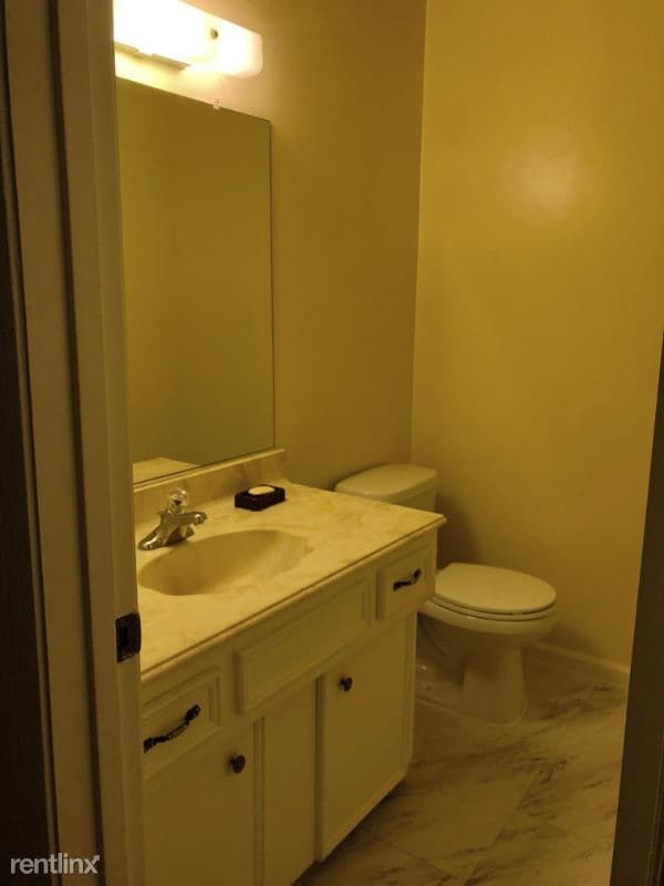 Building Photo - 3 br, 2.5 bath Townhome - 11605 Sabo Road