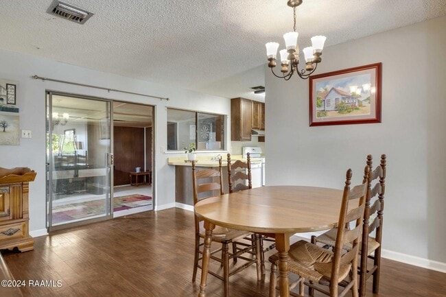 Building Photo - 303 Plaza Village Dr