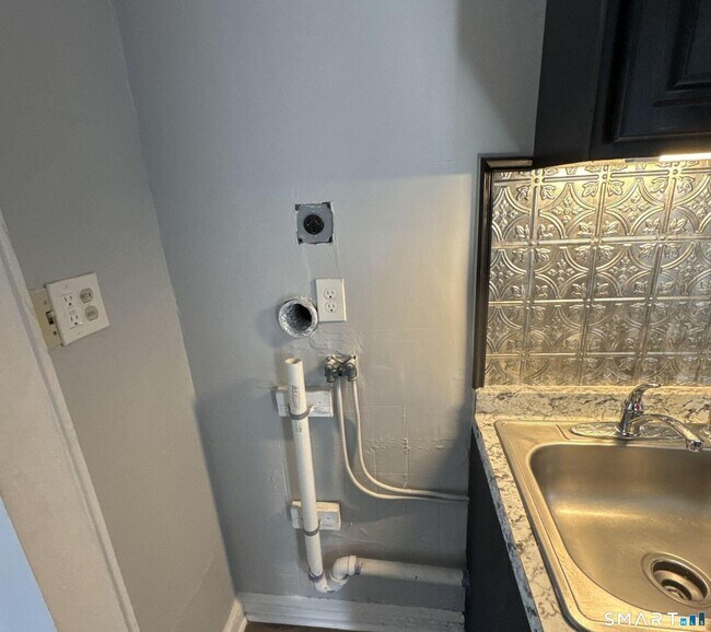 Building Photo - 2310 Barnum Ave