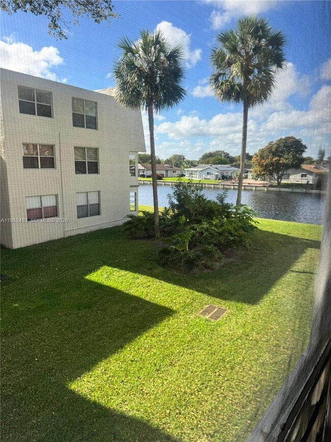Foto del edificio - 9400 Lime Bay Blvd
