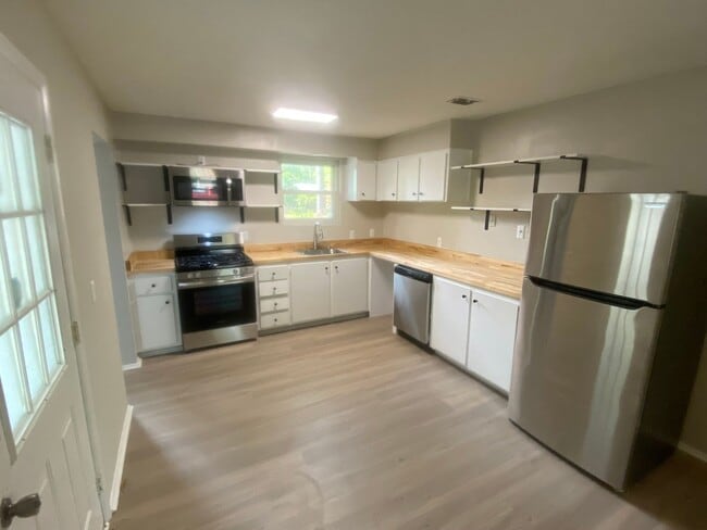 Building Photo - Move In Special!! $500 off first month for...