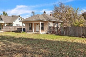 Building Photo - 913 S Hoff Ave