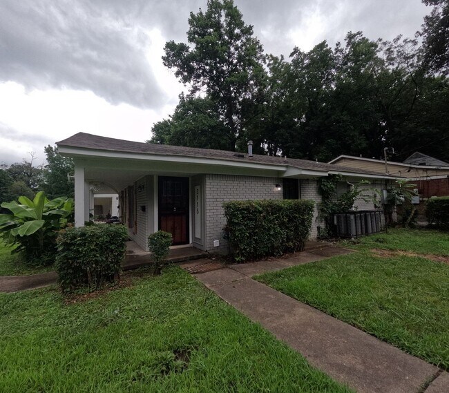 Building Photo - Fully Renovated 2BR Duplex Near University of Memphis | Pet Friendly