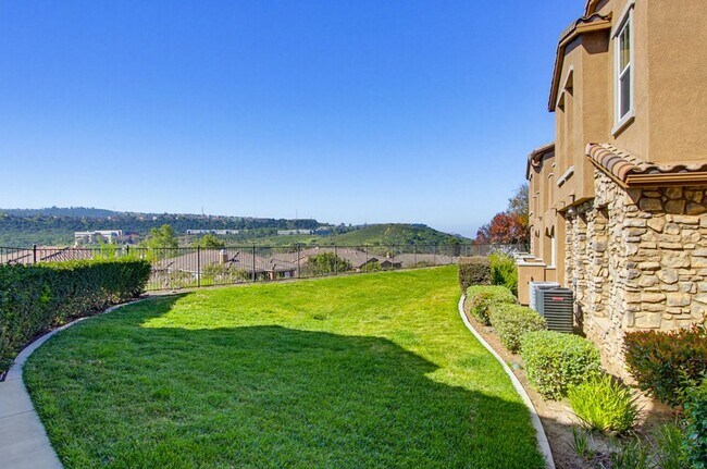 Foto del edificio - Single Level Condo - 2 Bedroom + Den With Views in Sabre Springs