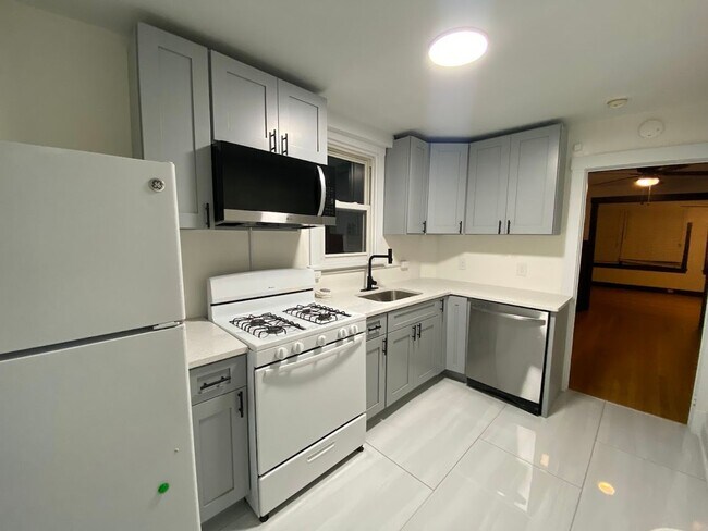 Foto del edificio - Newly updated 2 bedroom 1 bath Apartment for rent in Braddock!