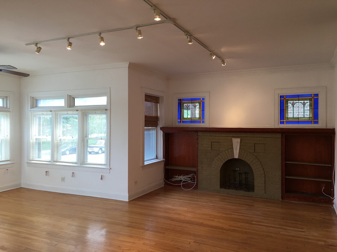 Huge living room - 1060 N Kedzie Ave