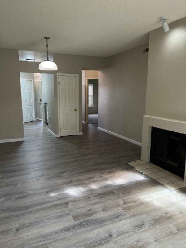 Foto del edificio - 7412 Singing Hills Dr