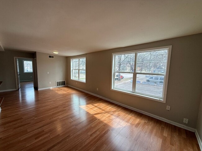 Building Photo - 555-565 N Kent St