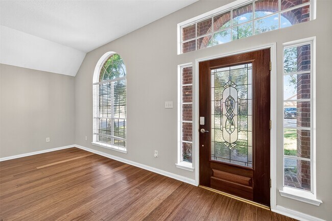 Foto del edificio - 16431 Red Crest Dr