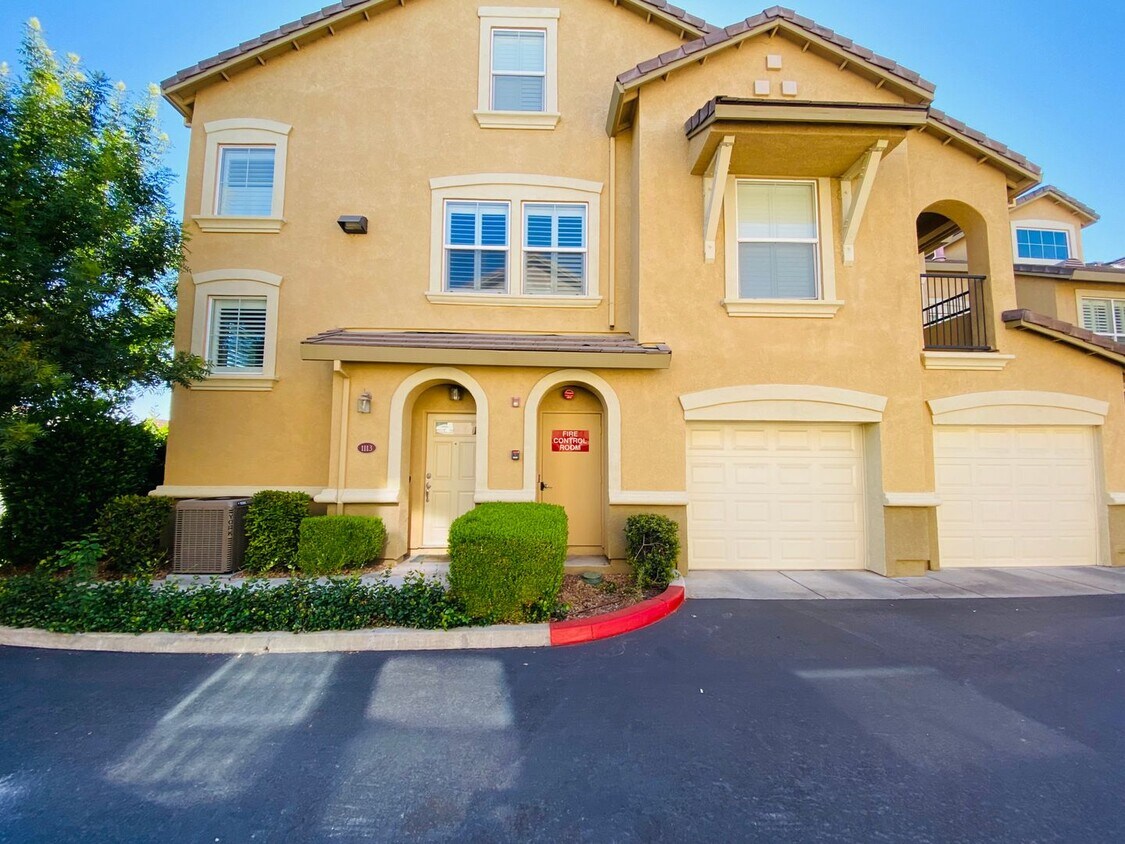 Foto principal - $600 MOVE_IN BONUS Furnished Modern 2 Bed,...