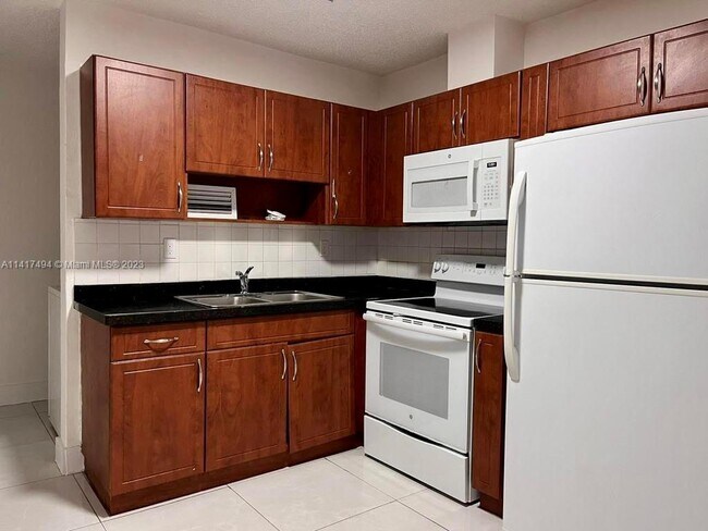 Building Photo - 2625 SW 33rd Ave