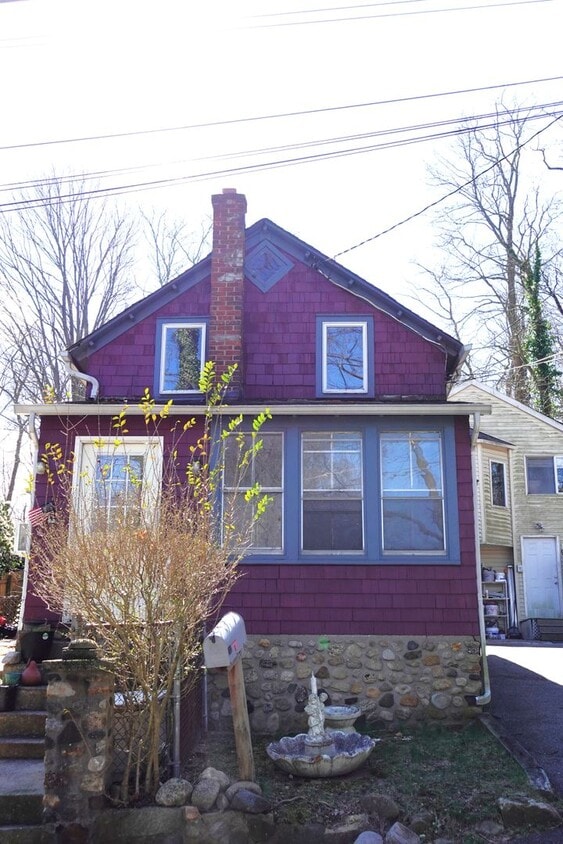 Primary Photo - Super Cute 2 Bedroom Cottage