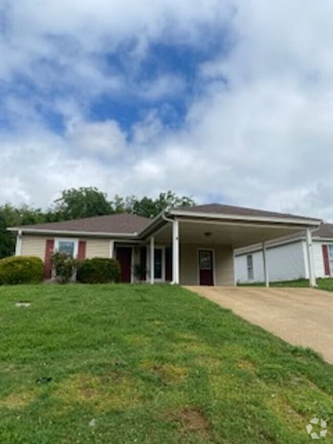 Building Photo - 121 Tomlinson Dr
