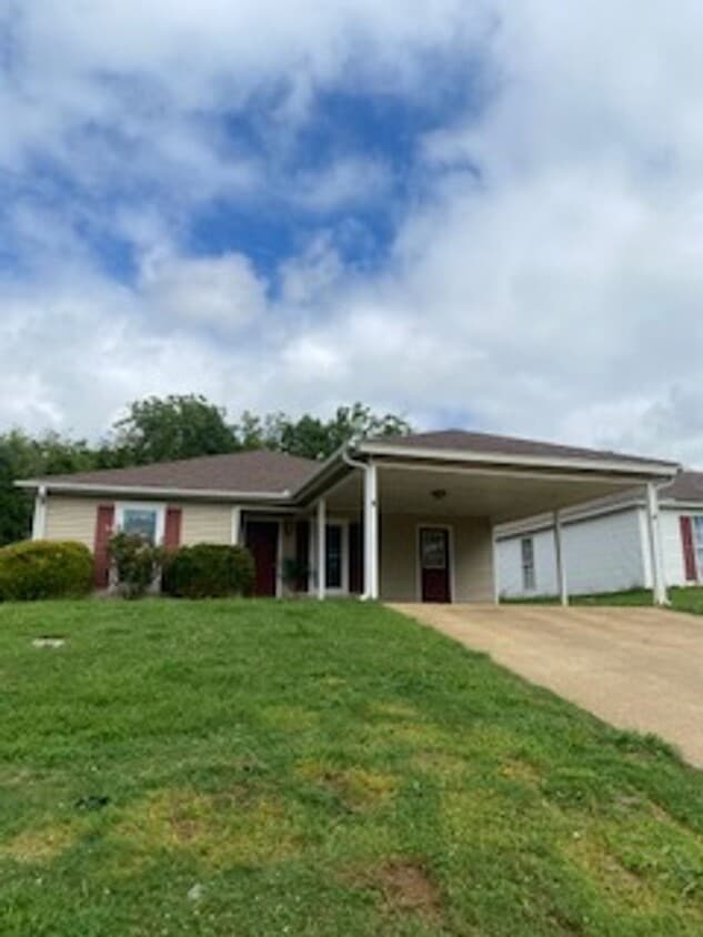Primary Photo - 121 Tomlinson Dr