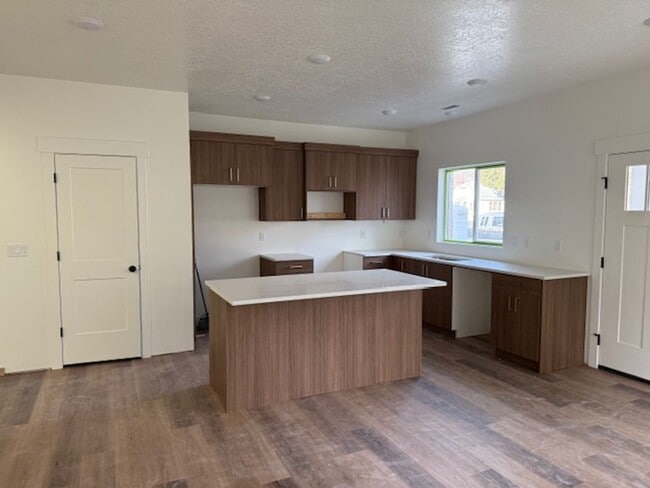 Foto del edificio - Half off first months rent - Beautiful townhome with 2 car garage, Central Air and Master Suite