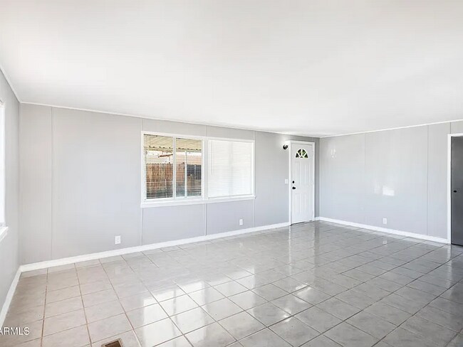 Building Photo - 110 E Jennifer Ln