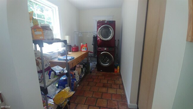 Building Photo - 5 br, 2 bath  - 40 Atherton Rd