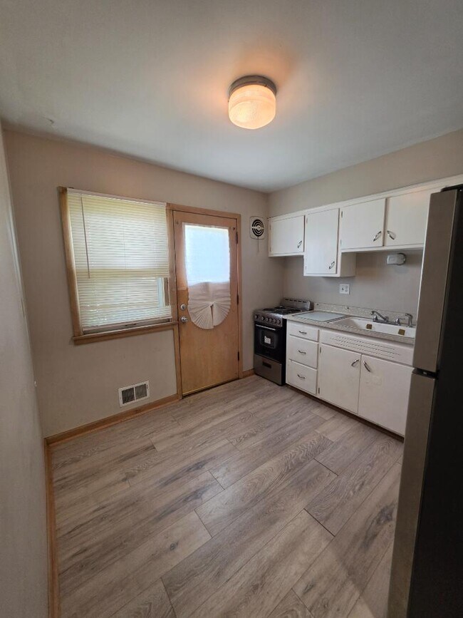 Building Photo - 1214 S 77th St