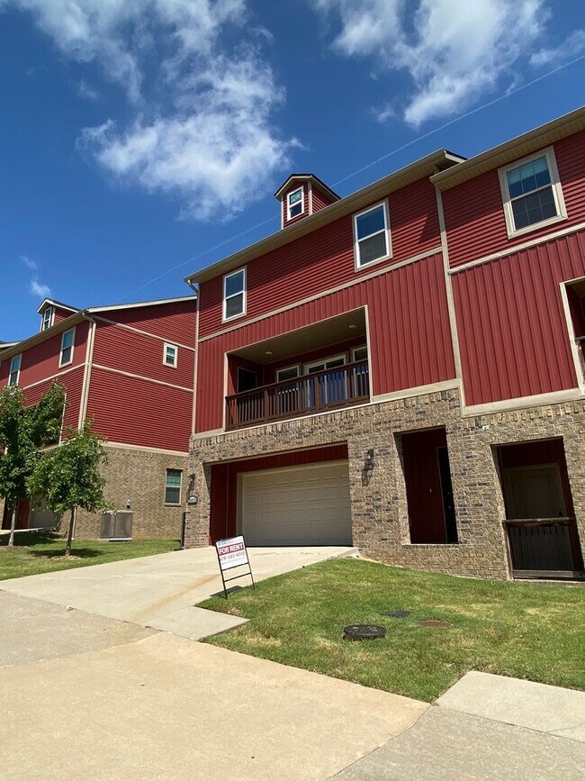 Building Photo - Brand New Three Bed Townhome- Fayetteville...