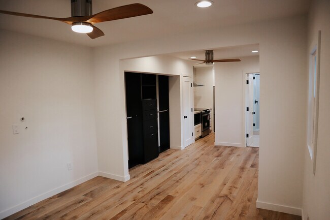 Sala de estar - 6742 De Longpre Ave