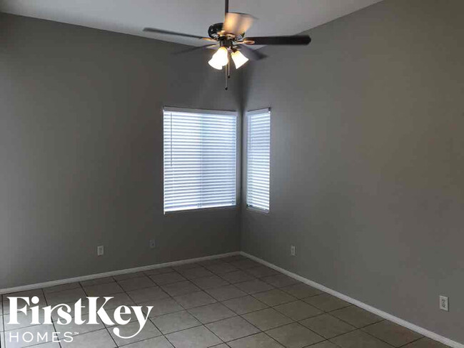 Foto del edificio - 8308 Strawberry Spring St