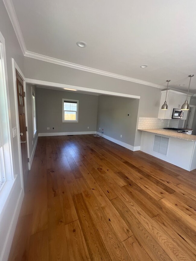 Building Photo - Charming Two bedroom Home