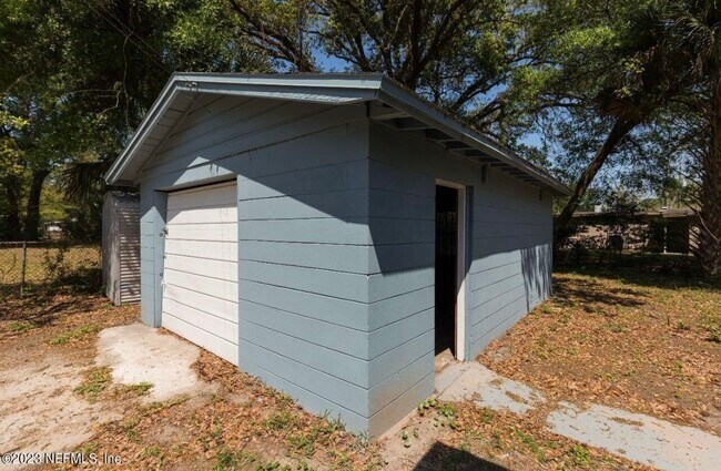 Building Photo - 2513 Spirea St
