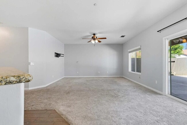 Foto del edificio - Comfort, Convenience & Charm in Southwest Bakersfield