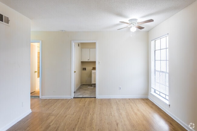 2BR, 1BA - 840SF - Dining Room - Oakwood Meadows Estates