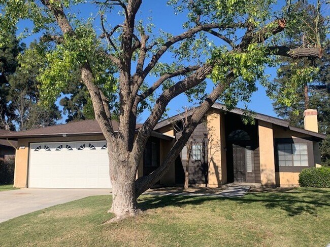 Building Photo - Clean 3 Bedroom / 2 Bathroom House in Sout...
