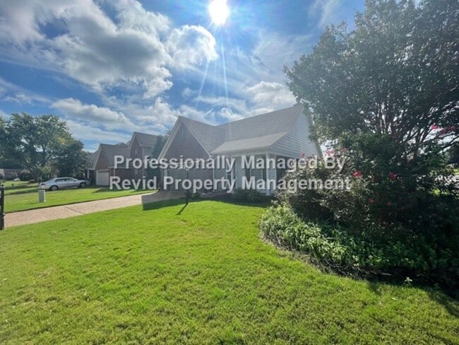 Building Photo - Wonderful 3 Bed 2 Bath Home with Screened ...