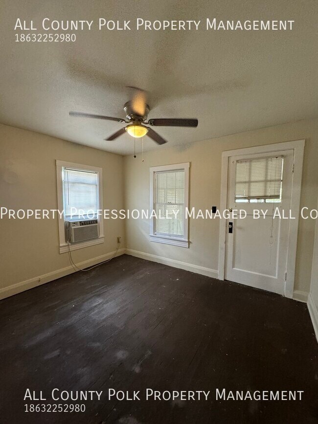 Building Photo - Upstairs 1 Bedroom Apartment in Downtown L...