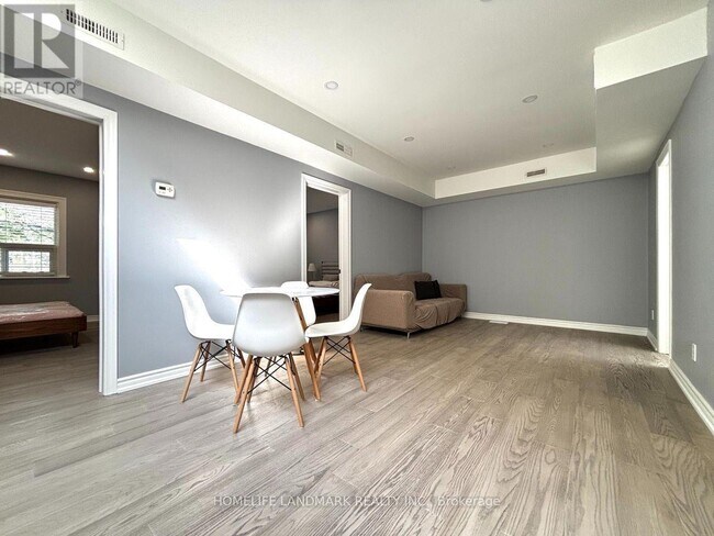 Photo du bâtiment - 3229 Yonge St