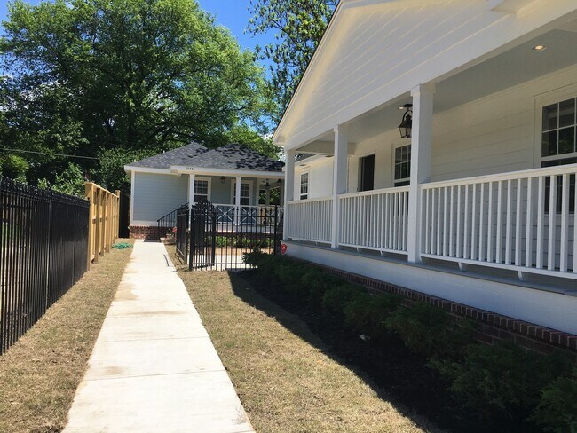 Building Photo - Cottage living in the historic COOPER YOUN...