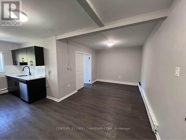 Photo du bâtiment - 871-871 Adelaide St N