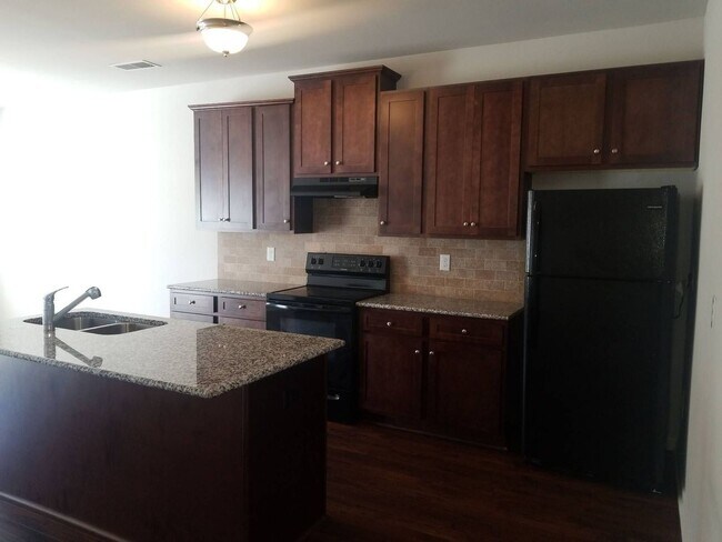 Building Photo - 3 Bedroom Townhome in Jonesboro!