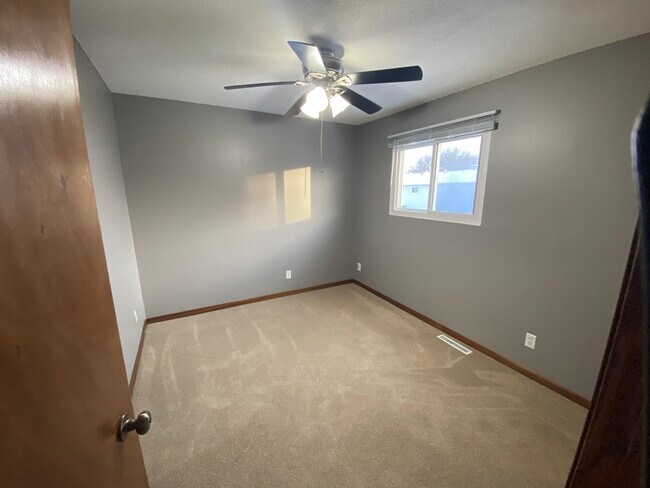 Segundo dormitorio en el piso superior con pintura fresca y alfombra nueva. - 6387 15th St N