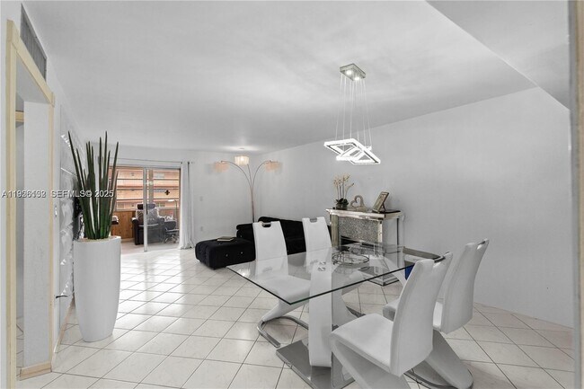 Foto del edificio - 1810 W 56th St