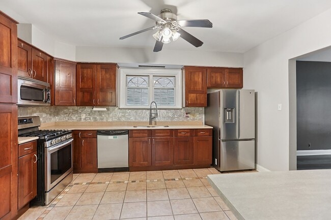 Building Photo - 3227 S Wells St