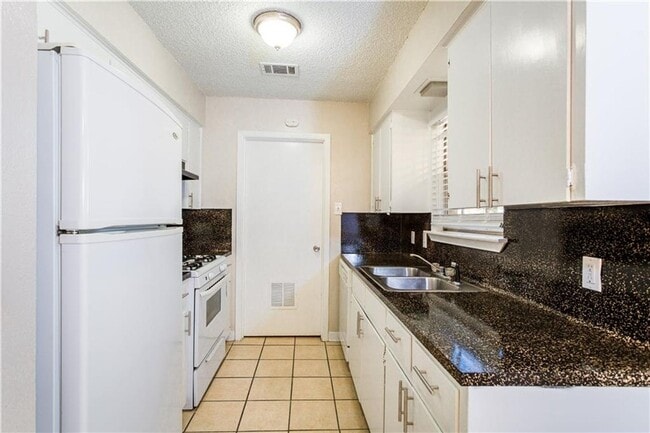 Building Photo - 3004 Pecan Springs Rd