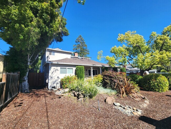 Foto del edificio - Charming 2 Bedroom, 2 Bathroom Home in Redwood City